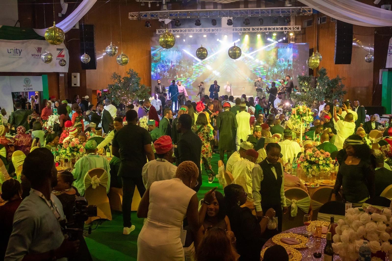 Large-scale plenary with dramatic lighting effects